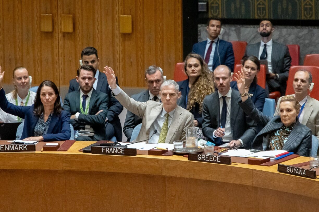 Bildet viser et møte i Sikkerhetsrådet om atomvåpen, der en forlengelse av pausen i sanksjonene mot Iran blir stemt ned, 19. september 2025. Foto: UN Photo/Laura Jarriel